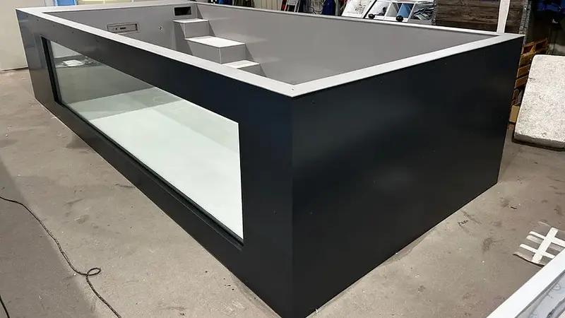 Schwimmbecken aus Polypropylen mit den Maßen 6,5 m x 2,5 m und einem 4 m breiten Fenster
